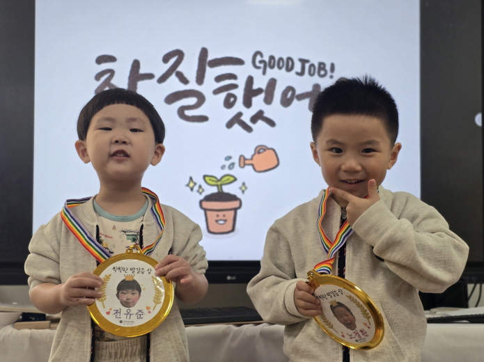 3월동안 씩씩하게 유치원에 온 아인스타인반 칭찬합니다!